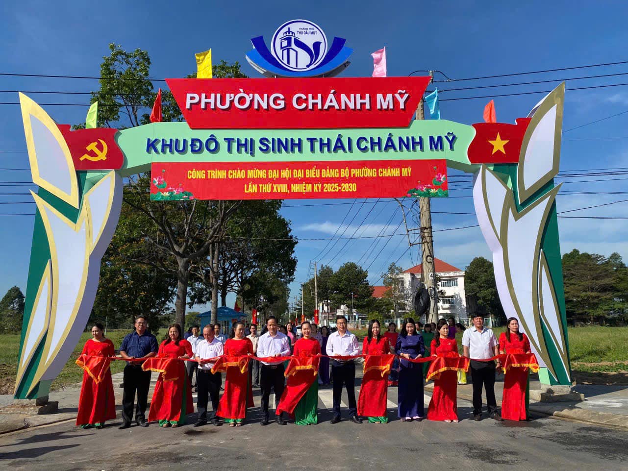 Lễ ra mắt công trình cổng chào tại UBND phường Chánh Mỹ, chào mừng Đại hội Đảng bộ nhiệm kỳ 2025-2030 47 Cắt băng rôn ra mắt công trình cổng chào tại UBND phường Chánh Mỹ