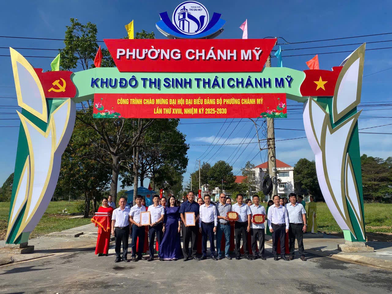 Lễ ra mắt công trình cổng chào tại UBND phường Chánh Mỹ, chào mừng Đại hội Đảng bộ nhiệm kỳ 2025-2030 49 Các đại biểu nhận thư cảm ơn và chụp ảnh lưu niệm dưới cổng chào