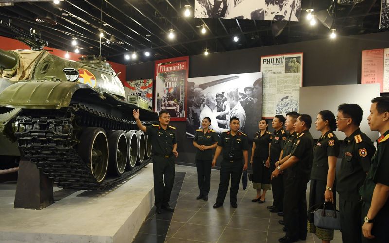 Tham quan Bảo tàng Lịch sử Quân sự với thuyết minh viên hoặc tự động