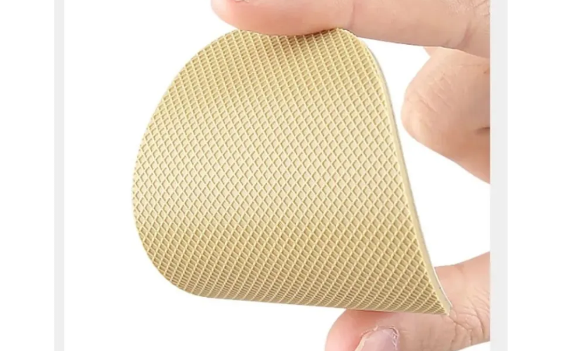 Dùng miếng dán đế giày