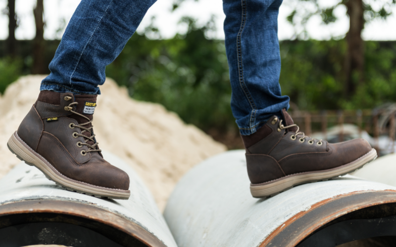 Giày chống trơn trượt: Giải pháp an toàn cho mọi môi trường làm việc và di chuyển