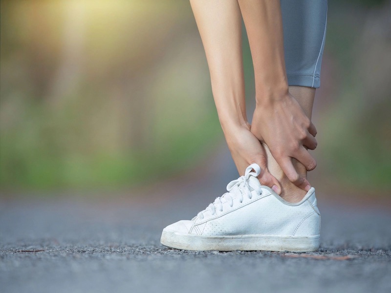 Giày tập gym cho người mới: Hướng dẫn lựa chọn và sử dụng hiệu quả 48 Giày quá chật khiến máu khó lưu thông, gây đau nhức