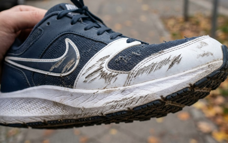 Giày thể thao bị trầy xước: Nguyên nhân & cách xử lý hiệu quả