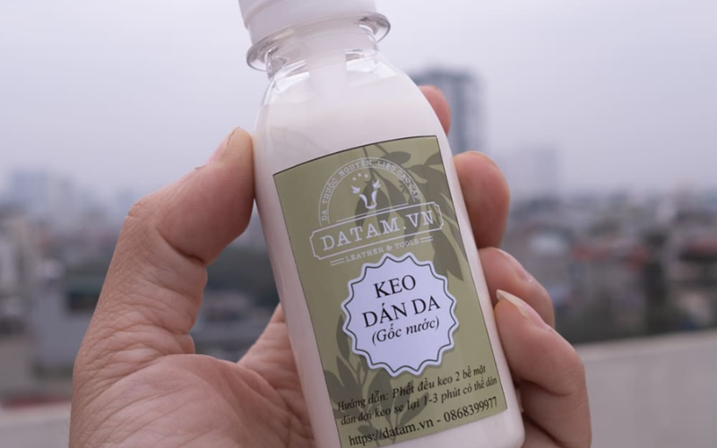 Dùng keo dán da chuyên dụng để xử lý giày thể thao bị tróc da và cố định bề mặt