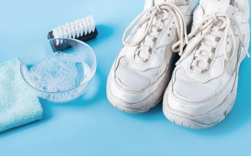Dùng dung dịch chuyên dụng giúp làm sạch giày da nhẹ nhàng, an toàn