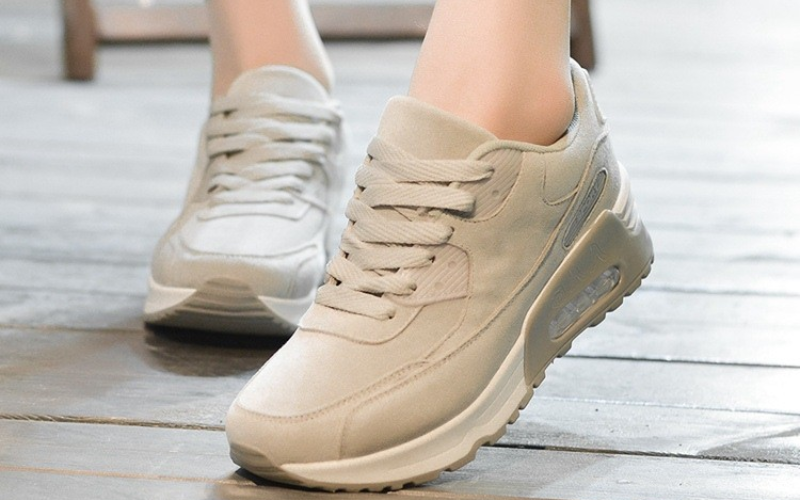 Giày thể thao màu nâu và các gam trung tính