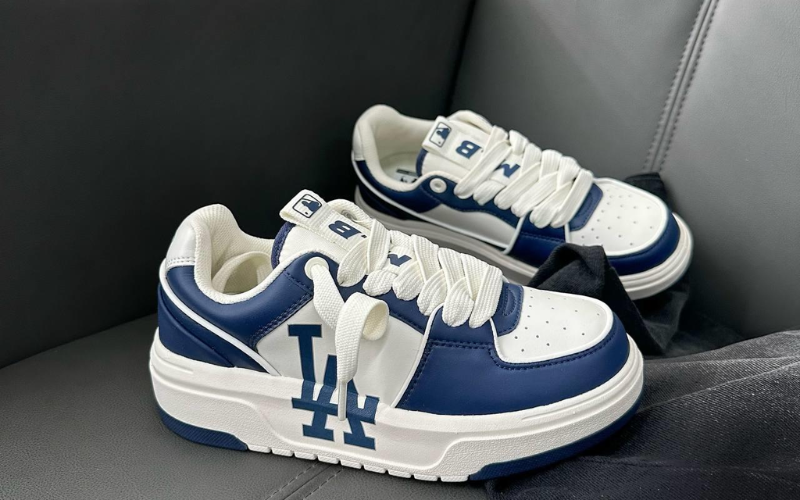 Chân ngắn ưu tiên giày đế cao, cổ thấp để trông cao và chân dài hơn