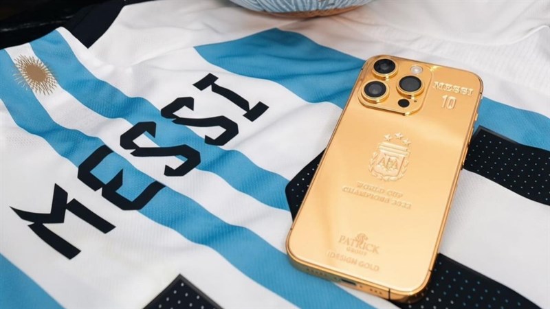 Messi mua 35 chiếc iPhone mạ vàng 24 cara tặng đồng đội