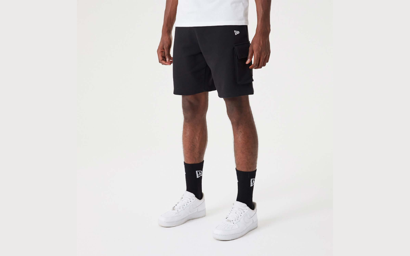 Quần short cargo + Sneaker basic