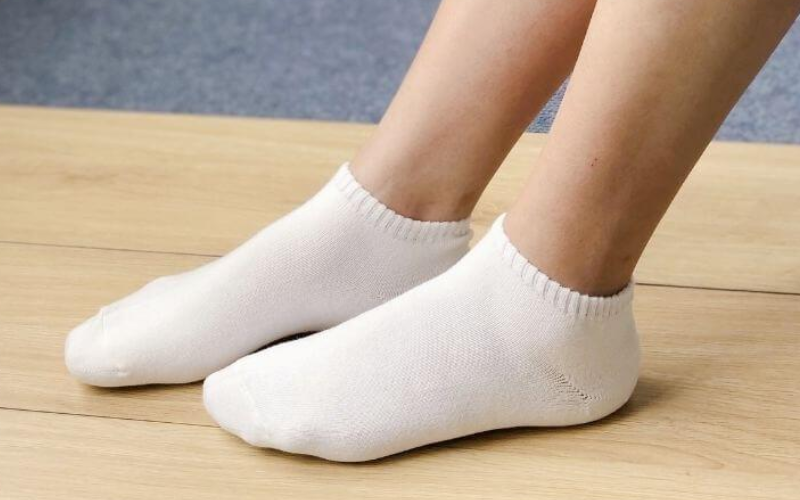 Tất cổ thấp thoáng nhẹ, dễ phối với sneaker cho hoạt động hằng ngày