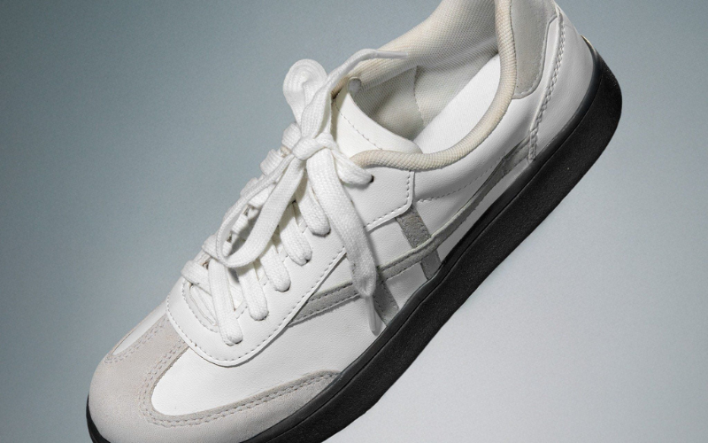 Sneaker đơn giản và trung tính dễ phối đồ