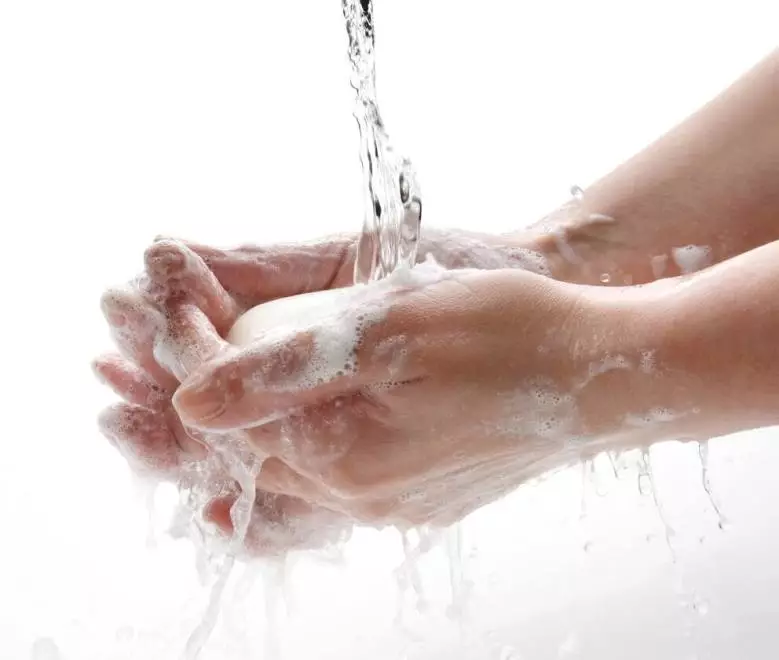 Rửa tay sạch trước khi skincare là bước đầu tiên giúp da bạn sáng đẹp hơn