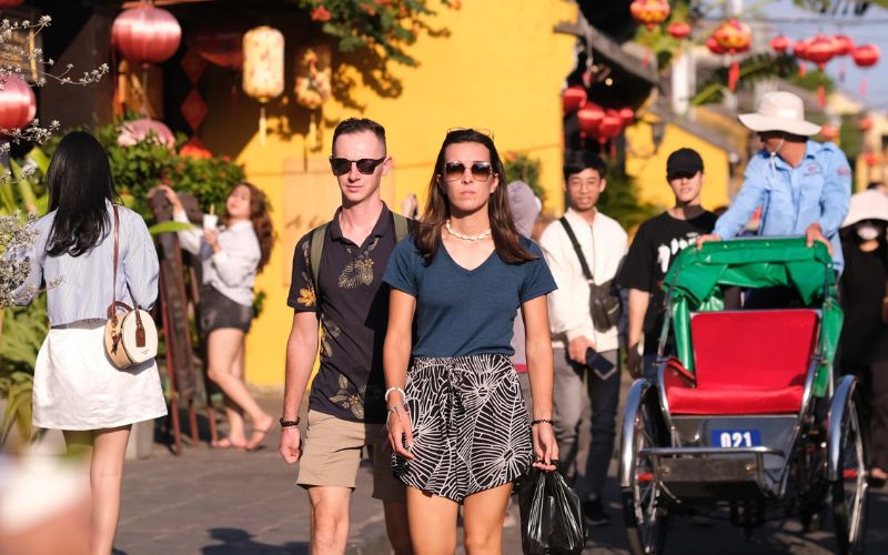 Tại sao khách quốc tế đến Việt Nam thường mang theo vali rỗng?