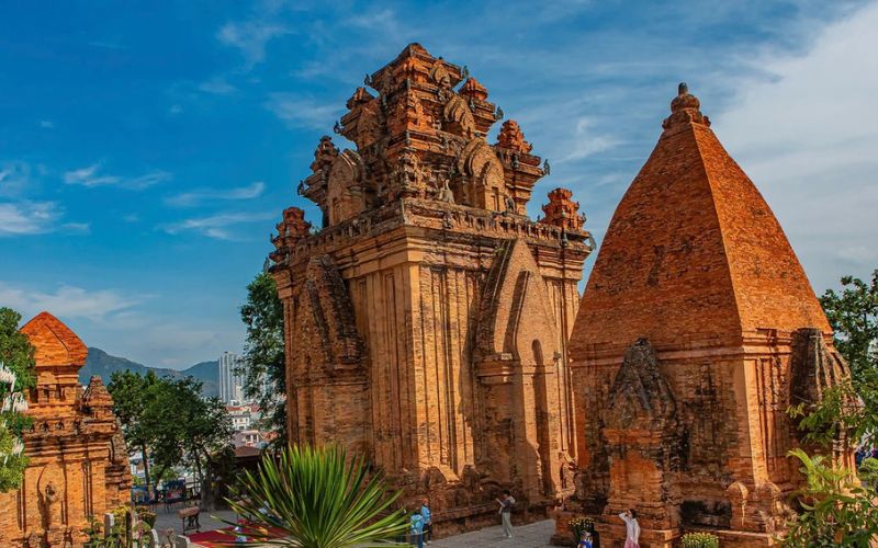 Tháp Bà Ponagar: "Ngọn tháp lửa" nghìn năm bên dòng sông Cái