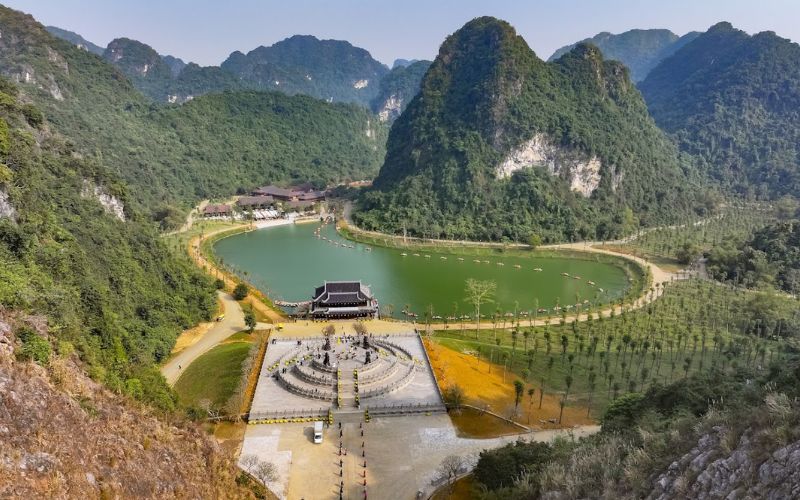 Thung Ui tại Ninh Bình hút khách nhờ huyền tích vua Đinh 46 Từ chùa Bái Đính, chỉ 3 km đến Đàn Kính Thiên – cửa ngõ Thung Ui Ninh Bình