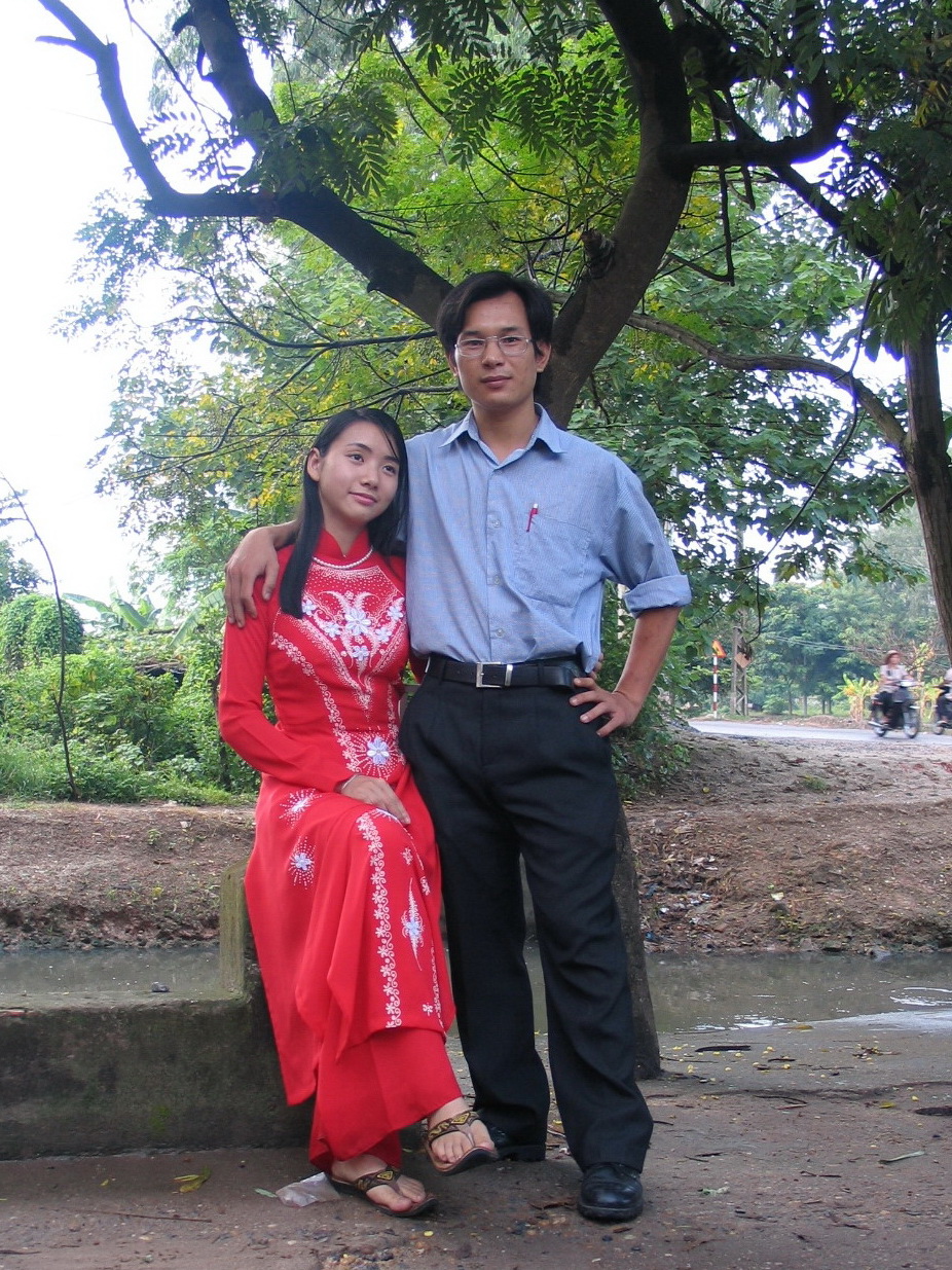 Văn Hóa Việt Nam: Đặc Trưng Cơ Bản Và 4 Giá Trị Cốt Lõi 48 Áo dài Việt Nam - biểu tượng trang phục truyền thống