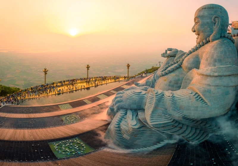 Tượng Bồ Tát Di Lặc ghép từ hàng nghìn khối đá