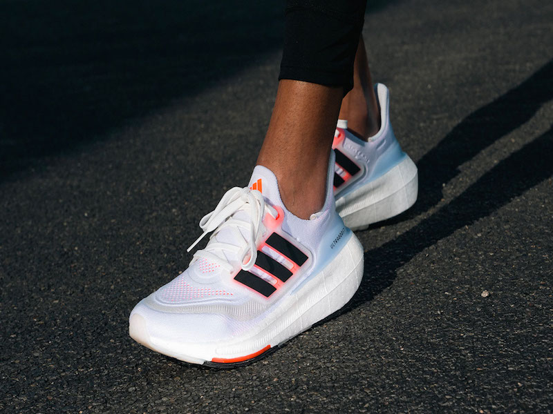 Đánh giá các mẫu giày thể thao phổ biến trên thị trường 46 Adidas Ultraboost Light - Sự kết hợp giữa thời trang và thể thao