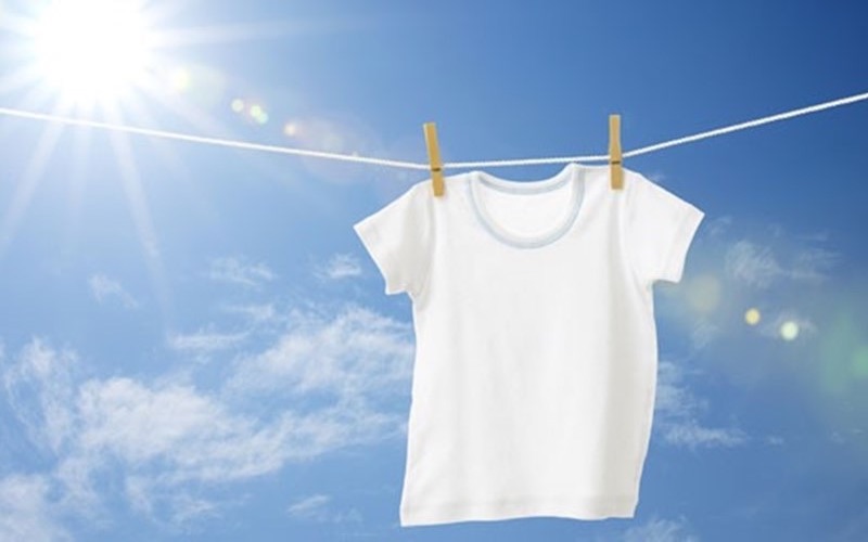 Phơi quần áo dưới ánh nắng mặt trời giúp khử mùi, diệt vi khuẩn