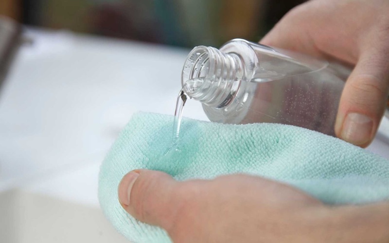 Sử dụng oxy già để làm trắng sáng quần áo