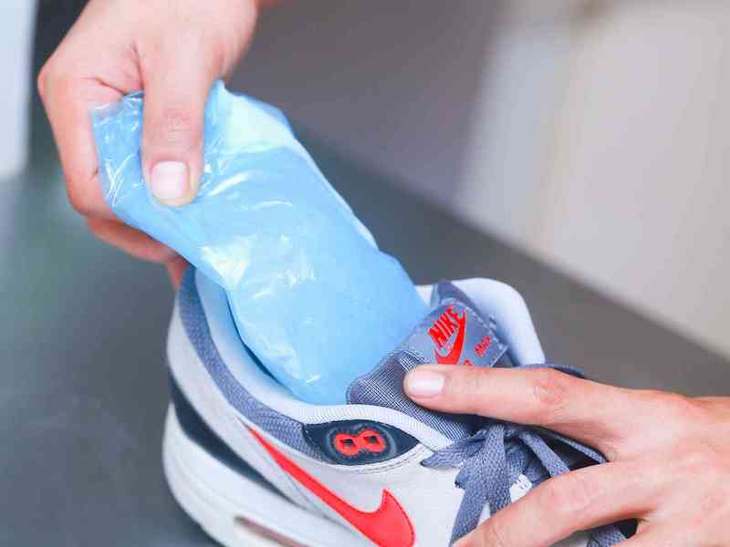 11 cách làm giày rộng ra 1 size tại nhà đơn giản và hiệu quả 47 Cách làm giày rộng ra 1 size bằng túi nước đá
