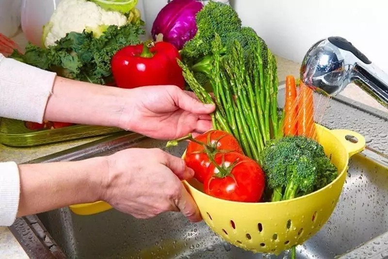 Bật mí 4 cách rửa sạch rau củ đúng cách, an toàn
