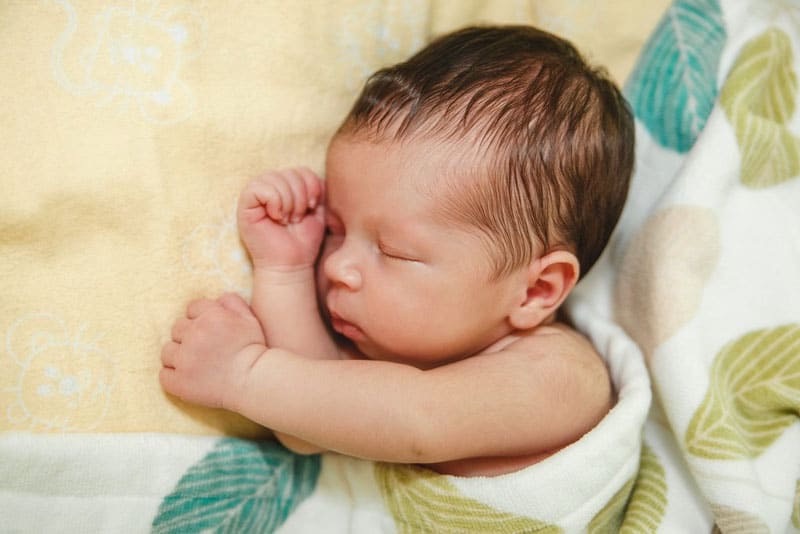 Trẻ đổ mồ hôi nhiều về đêm có thể là dấu hiệu thiếu canxi