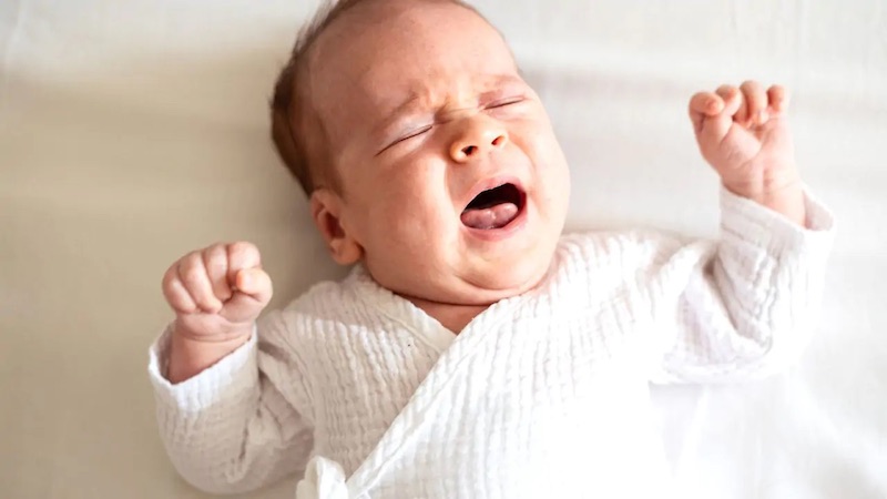 Trẻ quấy khóc, ra mồ hôi, nôn trớ có thể do thiếu canxi, cần kiểm tra sớm