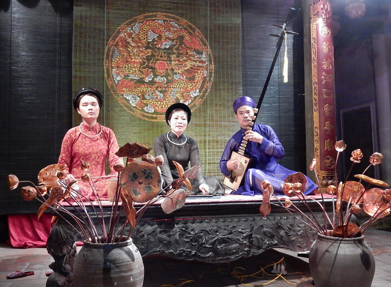 Di Sản Văn Hóa Phi Vật Thể Việt Nam: Trọn Bộ 17 Di Sản UNESCO 50 Biểu diễn ca trù với đào nương, kép đàn đáy và trống chầu