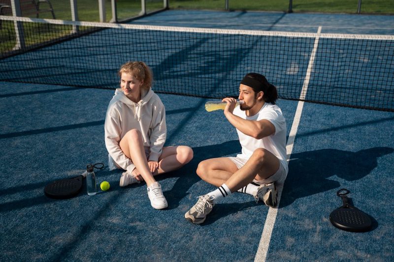 Uống đủ nước và điện giải để giữ sức khi chơi Pickleball