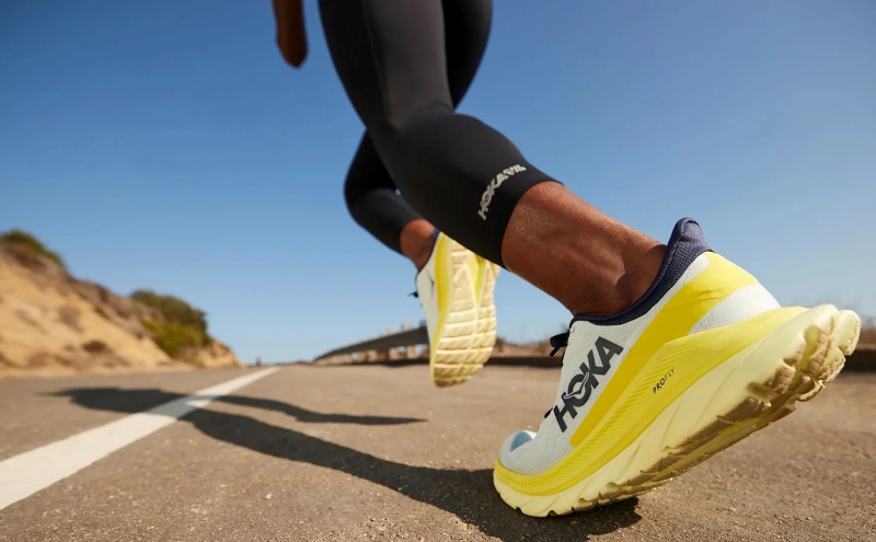 Hướng dẫn chọn giày Hoka phù hợp cho từng nhu cầu chạy bộ 45 Hoka nổi tiếng với giày chạy êm ái, giảm chấn tốt, cảm giác “bay”
