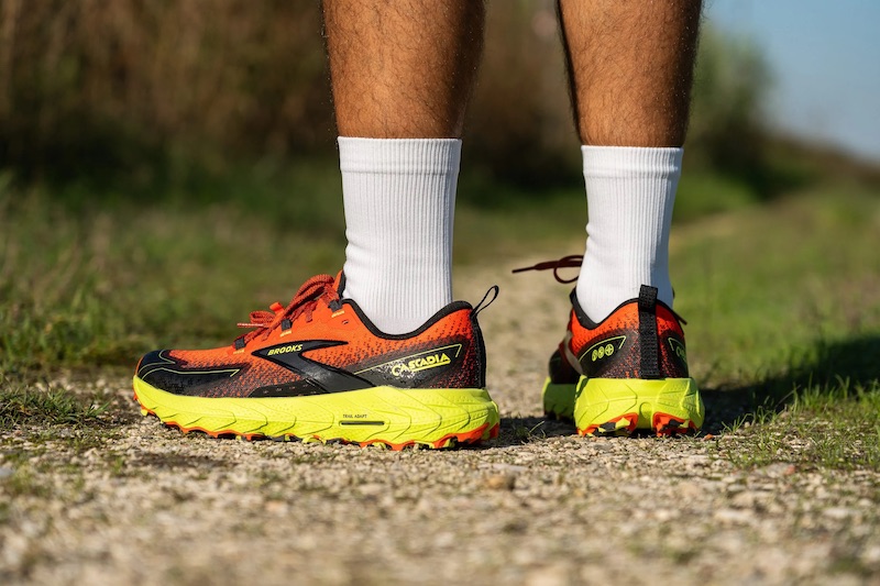 Cách chọn giày chạy bộ phù hợp với từng loại địa hình 49 Brooks Cascadia là dòng giày chạy trail nổi bật, nổi bật với sự cân bằng giữa đệm êm ái và độ bám chắc chắn