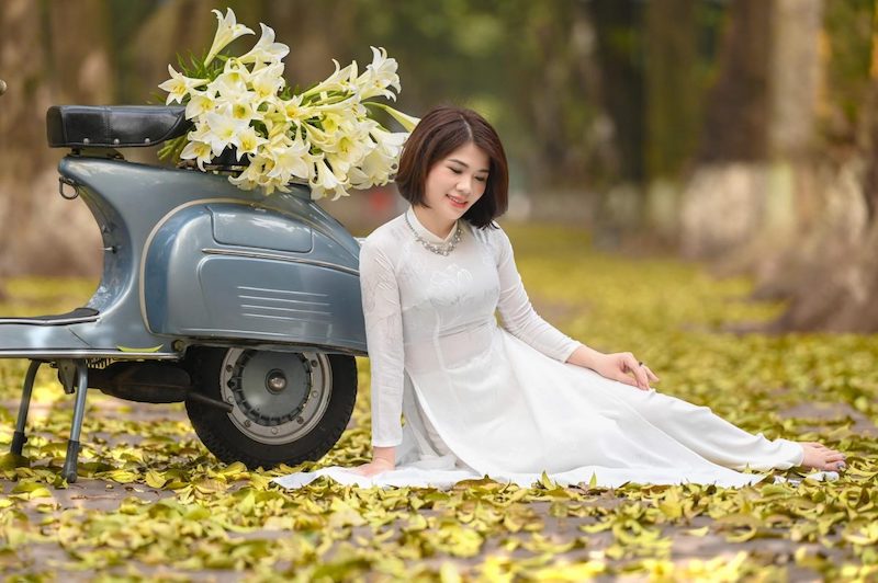 Chụp ảnh mùa thu Hà Nội mặc gì? Gợi ý 10 trang phục cực xinh 47 Áo dài biểu tượng không thể thiếu của mùa thu Hà Nội
