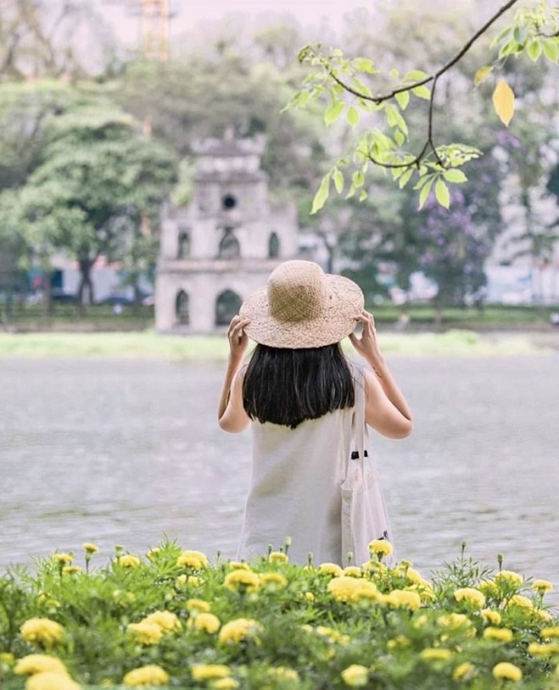 Chụp ảnh mùa thu Hà Nội mặc gì? Gợi ý 10 trang phục cực xinh 52 Dáng chụp phía sau