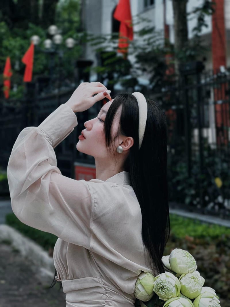 Chụp ảnh mùa thu Hà Nội mặc gì? Gợi ý 10 trang phục cực xinh 53 Chụp ảnh vuốt tóc tự nhiên, nữ tính tại Hà Nội