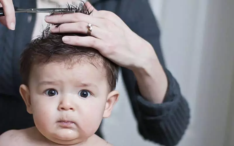 Tóc máu là gì? Có nên cắt tóc máu cho bé hay không?