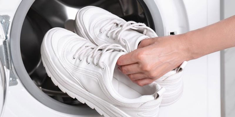 Có nên sấy giày bằng máy sấy không? Những điều cần biết trước khi thực hiện 49 Không sấy giày quá lâu để tránh biến dạng và bong keo