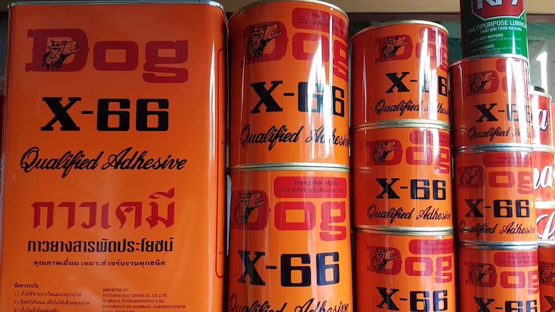 Dán giày thể thao bằng keo gì? Các loại keo tốt và cách dán 49 Dùng keo con chó để dán đế giày thể thao