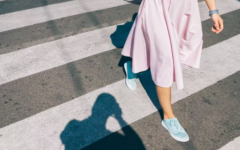 Đi giày thể thao nên mặc váy gì? 20+ cách phối đồ cực trendy cho nàng