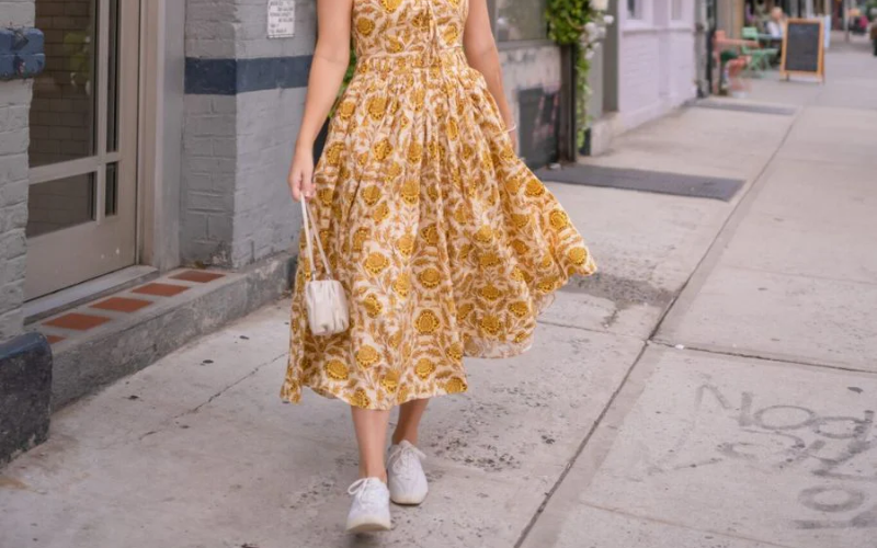 Đi giày thể thao nên mặc váy gì? 20+ cách phối đồ cực trendy cho nàng 47 Váy xòe đi giày thể thao