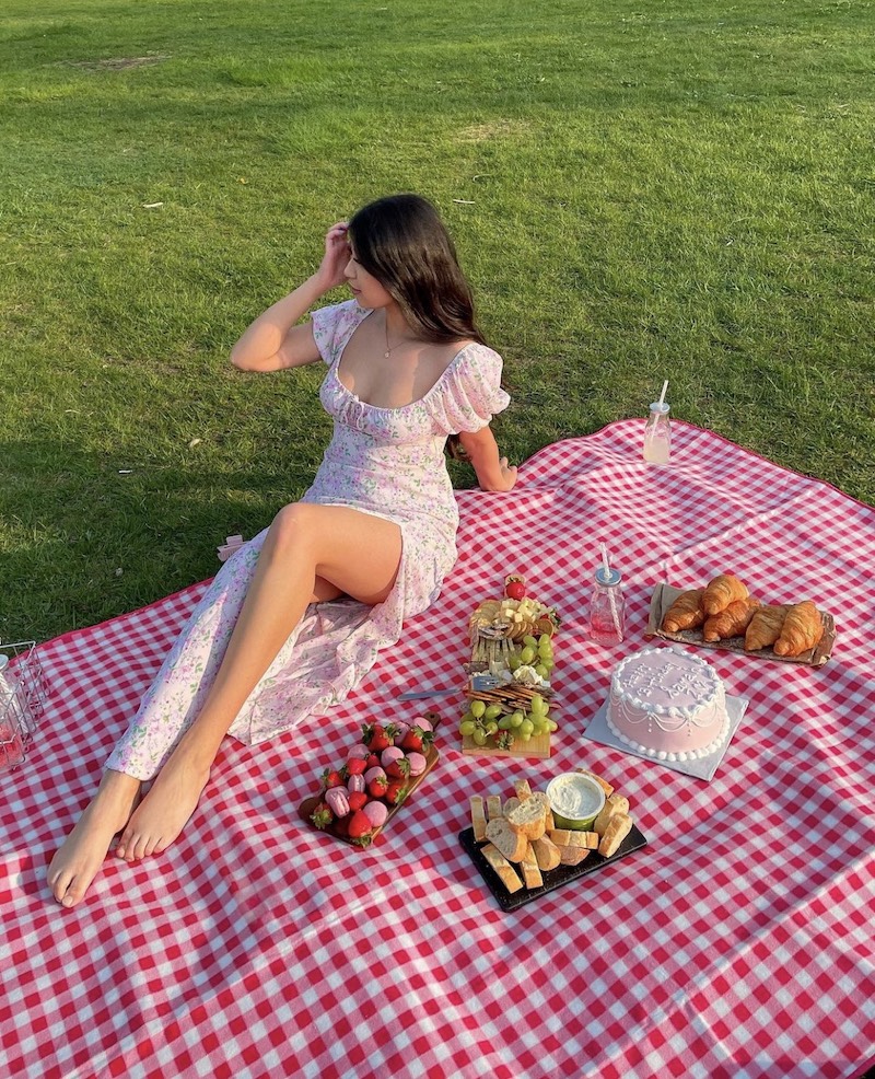 Đi picnic mặc gì? Gợi ý outfit đẹp, thoải mái và hợp thời tiết 10 Đi picnic mặc gì? Gợi ý outfit đẹp, thoải mái và hợp thời tiết