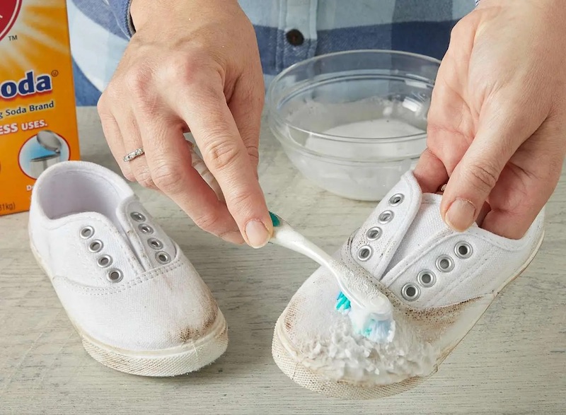 Dùng thuốc tẩy để làm sạch giày có được không? Những lưu ý khi giặt giày 49 Dùng baking soda và giấm làm sạch giày