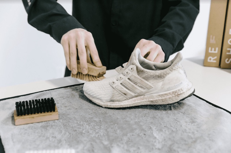 Giày Adidas bị hở keo: Nguyên nhân, cách khắc phục hiệu quả 49 Vệ sinh giày định kỳ giúp giữ độ bền keo và chất liệu theo thời gian