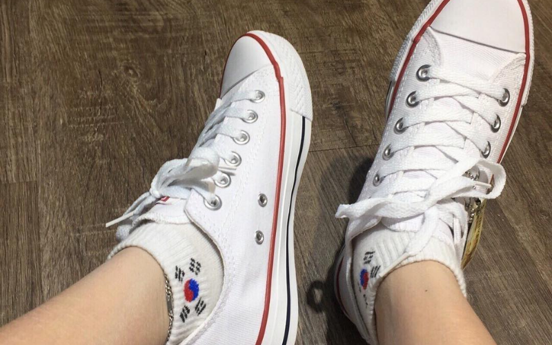 Mang thêm tất giày thể thaoMang thêm tất giày thể thao