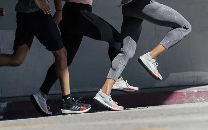 Cách chọn giữa giày thể thao và sneaker