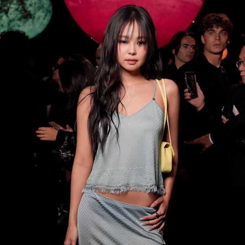 Jennie tới show Chanel muộn, outfit bị phản ứng vì giống Rosé 46 Màn xuất hiện gây bất ngờ của Jennie tại show Chanel