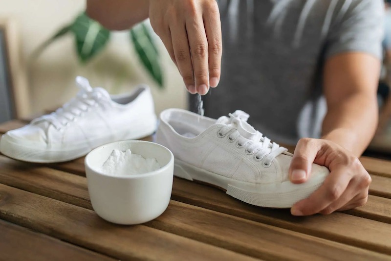 Cách khử mùi hôi giày thể thao, không lo ám mùi khó chịu cả ngày 46 Khử mùi hôi giày bằng phấn rôm