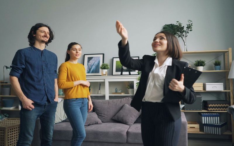 Liên hệ các đơn vị môi giới uy tín để thuê căn hộ an toàn, tiện lợi