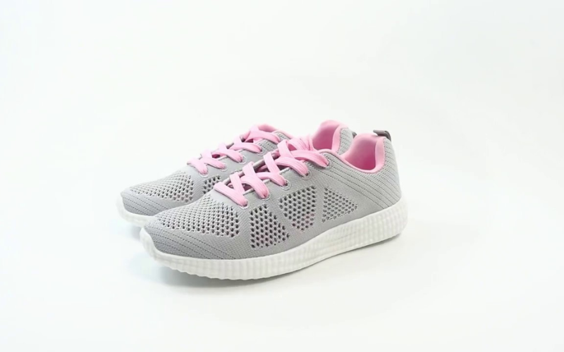 Nới giày thể thao bị chật khi cần thiết