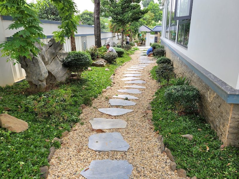 Gợi ý 30 mẫu sân vườn đẹp tự thi công đơn giản và độc đáo nhất 51 Sân vườn lát sỏi trắng sang trọng